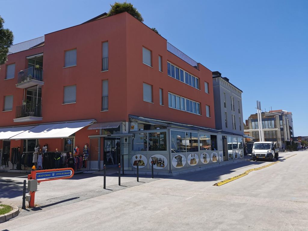 Ovakvih vizura ima jako puno. U pozadini se vidi betonsko - staklena prilično oronula zgrada casina.